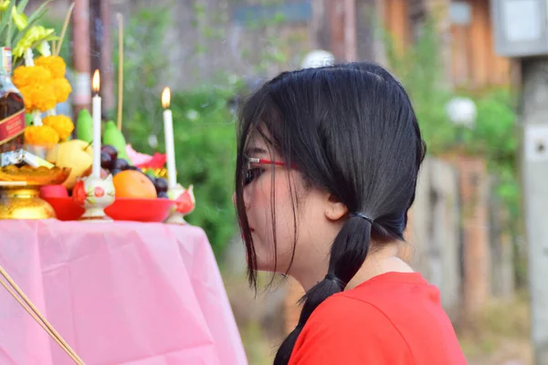 中国の新年のイベントで赤いシャツを着ている女性 — ストック写真