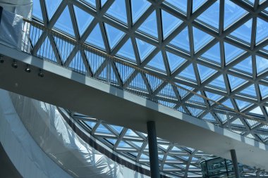 Çatı şeffaf cam bir çatı yapısıdır..