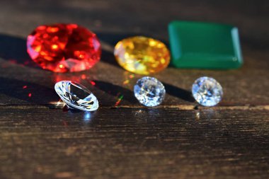 Seçilen gerçek elmaslar temiz ve temizdir.