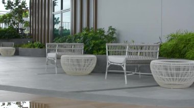 Doğada ağaçlar, nehirler ve yazlık evler var. Rahatlamak için sessiz doğa.