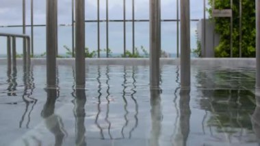 Yüzme havuzundaki su dalgaları yüksek seviyede..