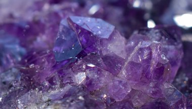 Ametist güzel renkli bir değerli taştır. Doğal olarak