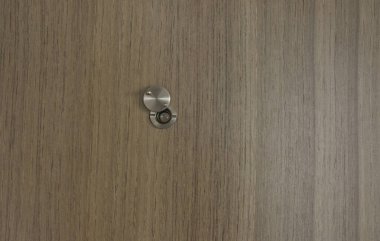 Kapı, giriş kartı sistemiyle kilitlenmiş bir kapı..