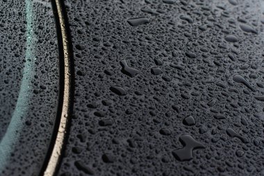 Arkaplan resimleri yapmak için gölgeli siyah arkaplan üzerine su damlaları