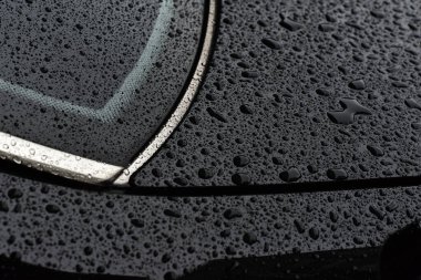 Arkaplan resimleri yapmak için gölgeli siyah arkaplan üzerine su damlaları