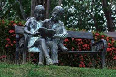 İki çocuk heykeli.