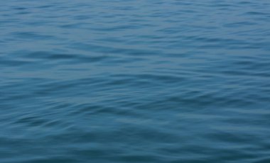 Mavi deniz suyu doğal dalgalardır..