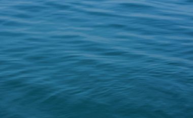 Mavi deniz suyu doğal dalgalardır..