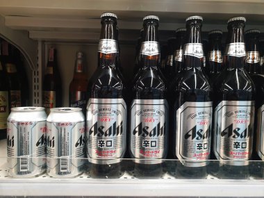 Alkol dükkanında bira ve şarap var. Seçebileceğim bir sürü marka var. Fotoğraf 5 Ocak 2024 'te Rayong, Tayland' da kaydedildi..