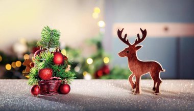 Noel ağacı ve geyik Noel günü hediyelerle