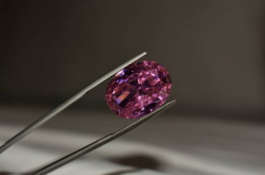 Pembe elmas. Değerli, pahalı ve nadir bulunur. Mücevher yapmak için.