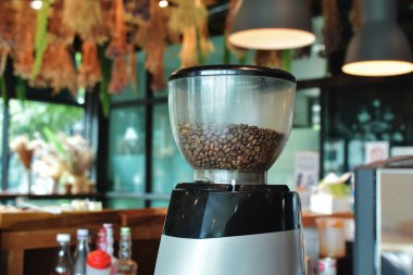 Kahve dükkanı. Kahve dükkanı dekorasyonu ve yemek. Müşterilere hizmet etmek için sandalyeler ve masalar var. Fotoğraf 2 Ağustos 2024 'te Rayong, Tayland' da çekildi..