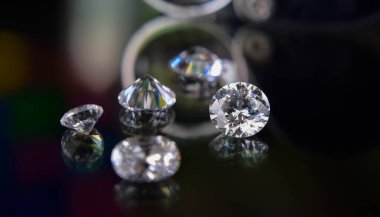 Parlak, temiz, beyaz elmaslar, mücevherlerde kullanmak için seçildi.