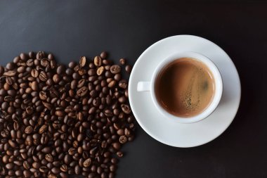 Sıcak kahve, masanın üzerindeki bardaktaki sade kahveydir. İçmeye hazırdır..