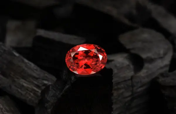 Yakut, ahşap zeminde güzel kırmızı bir mücevher.