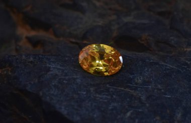 Sarı değerli taşa odaklan Yansımaları olan güzel