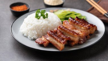 Çıtır domuz eti popüler bir yemektir. Pirinç tabağında, yenmeye hazır gevrek domuz eti servis edilir..