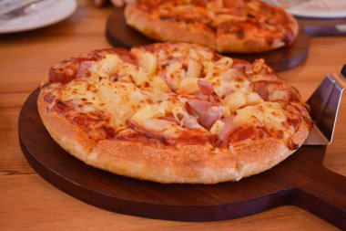 Pizza, peynir, pepperoni, lezzet, dilim, yemek, italyan, domates, tecrit, yemek, yemek, fırın, aperatif, kabuk, mozzarella, beyaz, et, biber, öğle yemeği, gurme, jambon, salam, restoran, hamur, fast