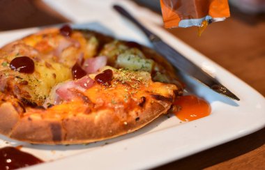 Pizza, yemek, peynir, italyan, domates, yemek, akşam yemeği, fırın, dilim, mozarella, pepperoni, kabuk, öğle yemeği, yemek, et, lezzetli, mutfak, hızlı, gurme, biber, salam, sos, restoran, sebze