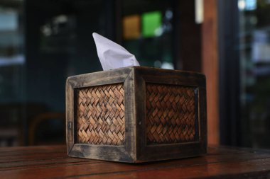 Kağıt mendil tahta bir kutunun içinde..