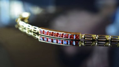 Moda aksesuarları, elmas ve mücevherli bilezikler.