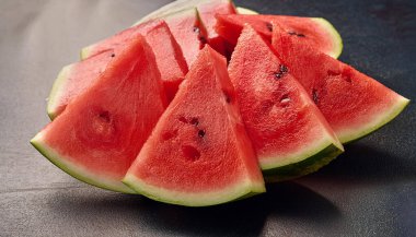 Büyük sulu olgun kırmızı karpuz dilimleri.
