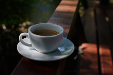 Sıcak kahve, kahve fincanı masada, içmeye hazır..