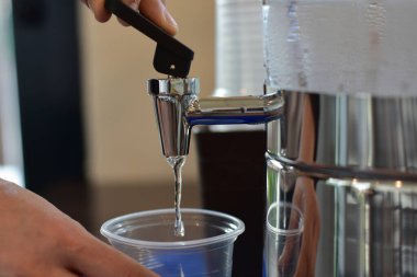 Su içmek için cam su ve soğutucu.