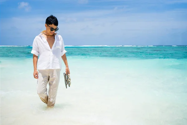 Hombre Solo Caminando Playa Llevando Sandalias Zapatos —  Fotos de Stock