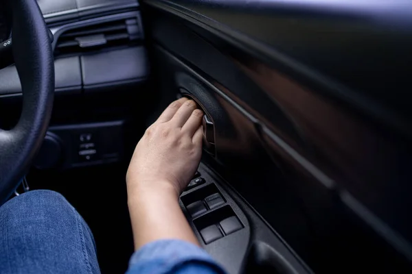 Tangan Wanita Menekan Tombol Untuk Membuka Pintu Mobil — Stok Foto