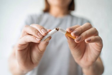 Bayan sigara kırmaktan mutluluk duyar. Uluslararası Tütün Günü ve sigarayı bırakma konsepti.