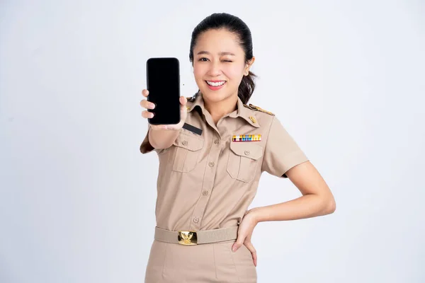 Όμορφη Ασιάτισσα Γυναίκα Καφέ Ομοιόμορφα Ρούχα Εργασίας Κρατώντας Smartphone Mockup — Φωτογραφία Αρχείου