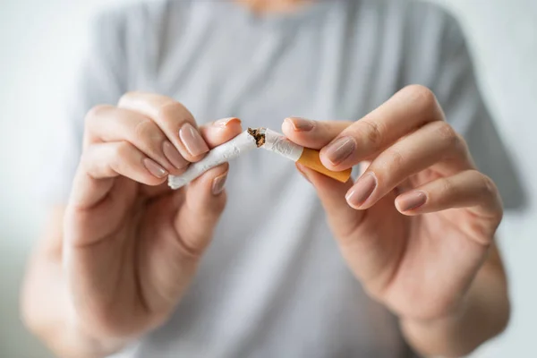 Mano Una Joven Rompe Cigarrillo Cerca Fumar Concepto Daño Mundo —  Fotos de Stock