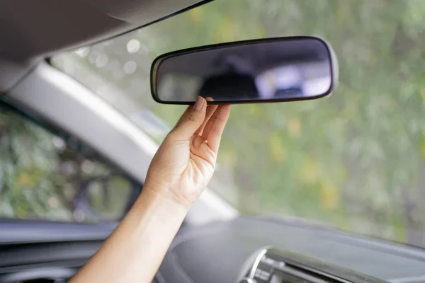 stock image Asian women are adjusting the rearview mirror of the car