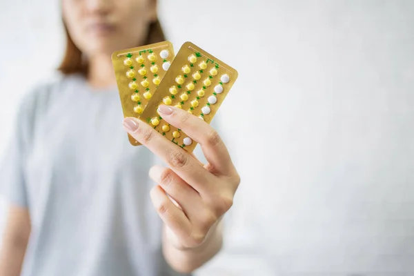 Manos Mujer Sosteniendo Píldoras Anticonceptivas Mano Anticoncepción Reduce Concepto Parto —  Fotos de Stock