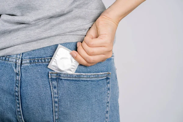 Wanita Muda Mengenakan Jeans Saku Belakang Untuk Membawa Kondom Dia — Stok Foto