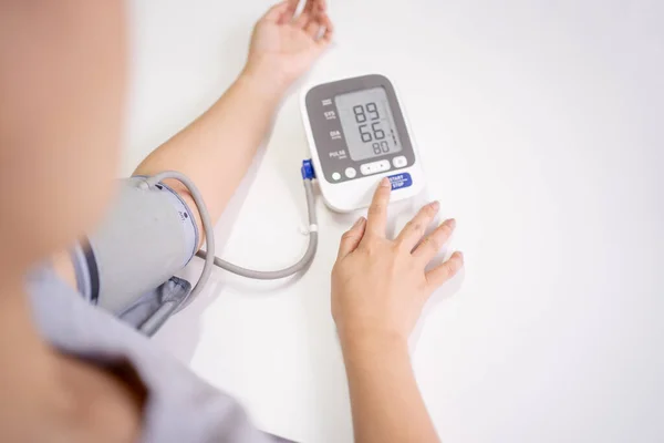Die Frau Überprüft Ihren Blutdruck Und Ihre Herzfrequenz Hause Selbst — Stockfoto