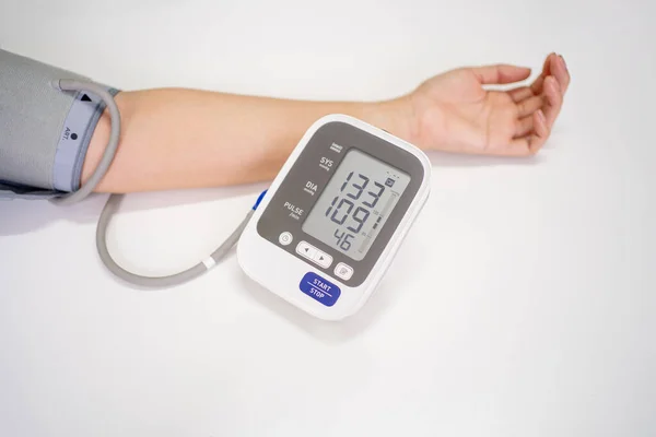 Vrouw Controleren Bloeddrukmeter Hartslagmeter Met Digitale Manometer Met Kopieerruimte Witte — Stockfoto