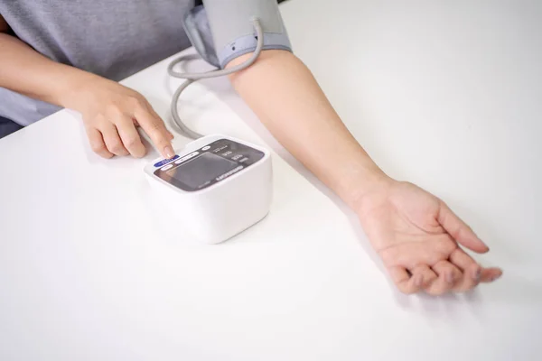 Selbstblutdruck Und Herzfrequenzmessung Mit Blutdruckmessgerät Mit Kopierraum — Stockfoto