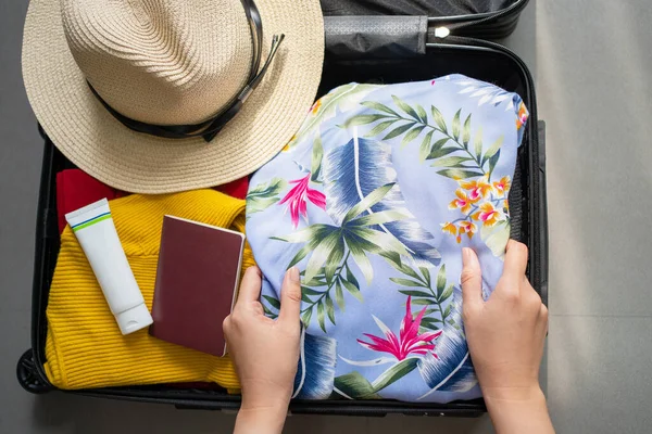 Ropa Humana Para Empacar Mano Una Maleta Para Vacaciones Viajes — Foto de Stock