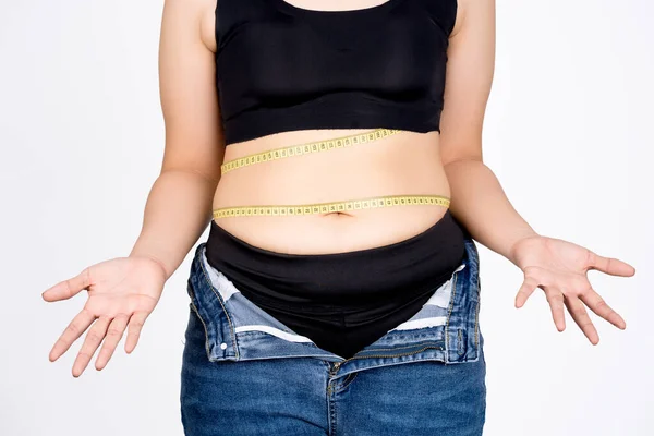 Egy Méri Hasi Zsírt Fehér Háttér Mérőszalagjával Elhízás Fogalma — Stock Fotó