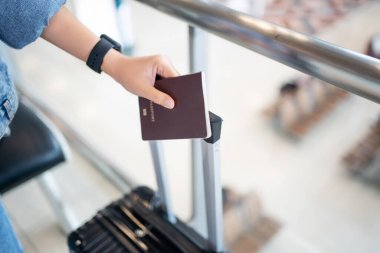 Pasaportu ve giriş kartını kapalı havalimanında kapat..