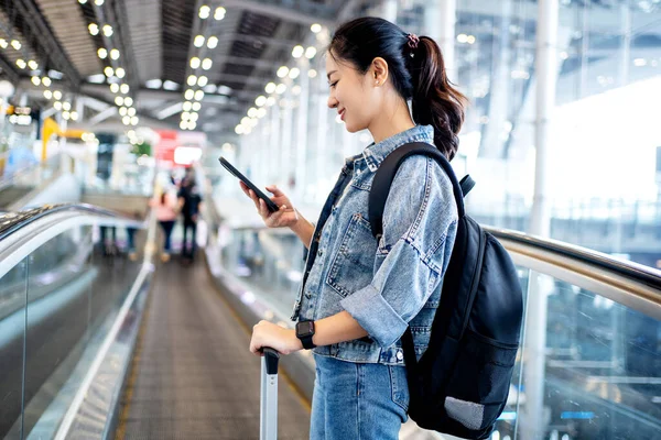 Femme Asiatique Touriste Vêtements Décontractés Aide Smartphone Sur Escalator Aéroport — Photo
