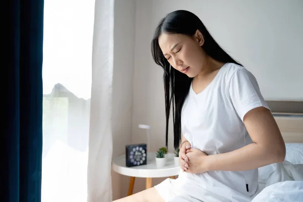 Ázsiai Boldogtalan Szenved Gyomorfájás Hálószobában Birtoklás Gyomorfájás Miatt Menstruáció Vagy — Stock Fotó