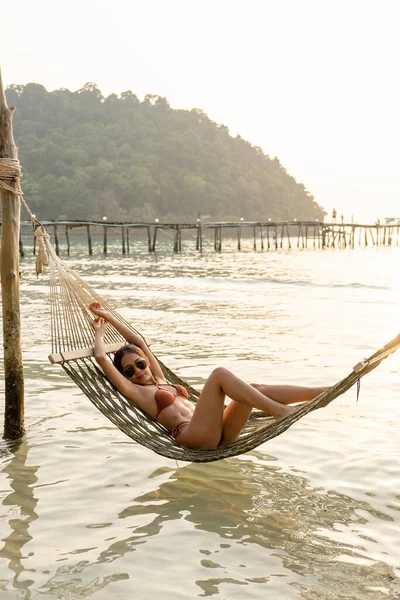 Hermosa Mujer Asiática Bikini Tumbada Una Hamaca Medio Del Mar —  Fotos de Stock