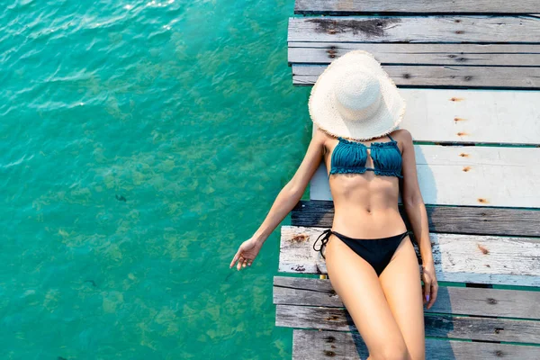 Hermosa Mujer Con Bikini Junto Mar Verano —  Fotos de Stock
