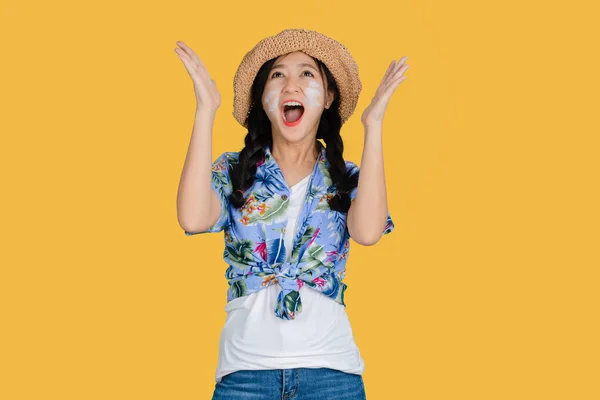 Mulher Asiática Atraente Vestindo Camisa Floral Seu Rosto Durante Festival — Fotografia de Stock