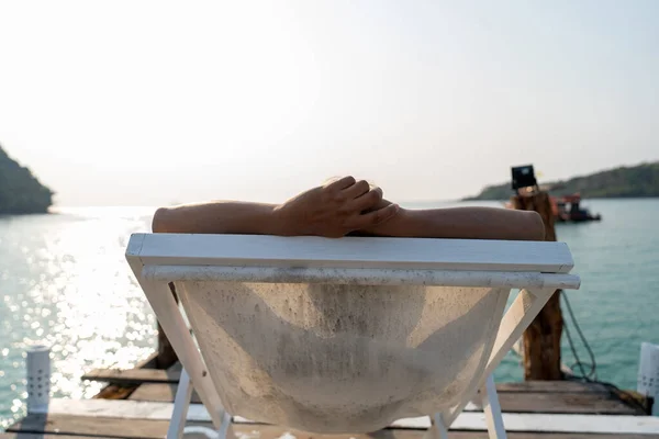 Hombre Sentado Silla Playa Mar Tropical Tailandia —  Fotos de Stock