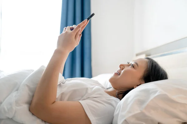 Ασιάτισσα Γυναίκα Που Χρησιμοποιεί Smartphone Στο Κρεβάτι Πρωί Έννοια Εξάρτησης — Φωτογραφία Αρχείου