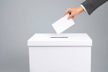 Adam oyunu sandığa koyuyor, yakın çekim. Özgür demokratik seçim kavramı.